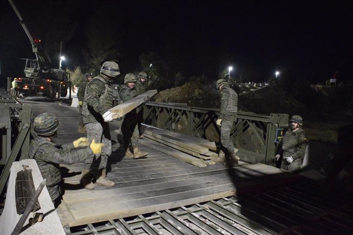 El Ejército de Tierra trabaja en el puente portátil de Art