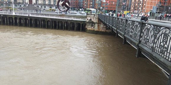 8. El Ayuntamiento de Bilbao se prepara para posibles desbordamientos de la Ría en los próximos días por mareas vivas