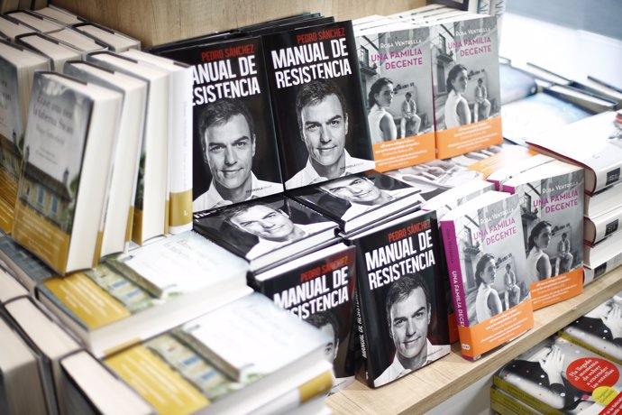 Sale a la venta 'Manual de Resistencia', el libro del presidente del Gobierno, Pedro Sánchez