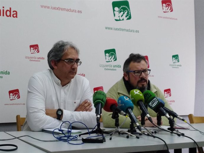 Coordinador general de IU Extremadura, Joaquín Macías (izq) y el secretario de O