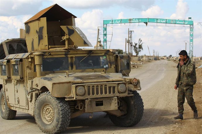 Un combatiente de las FDS junto a un blindado en Baghuz