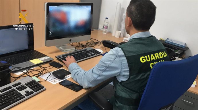 Un guardia civil con un ordenador en una imagen de archivo