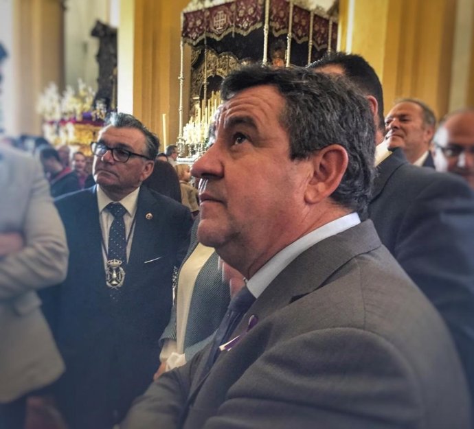 José Loaiza visitando cofradías antes de su salida procesional