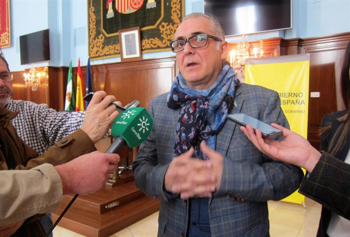 El presidenrte de la CHG, Joaquín Páez, informa sobre pozos en Doñana.