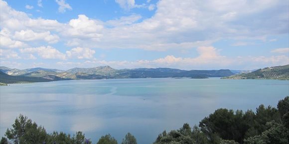 2. Accidentado un helicóptero con un solo ocupante tras chocar contra cables de alta tensión en el embalse de Iznájar