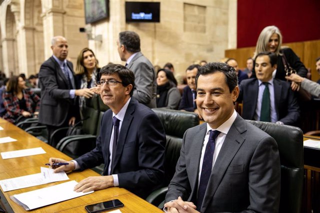 Juan Marín y Juanma Moreno, en una imagen hace unos días en el pleno del Parlame