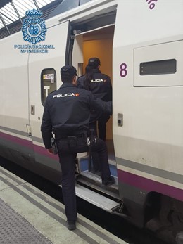 Agentes de la Policía Nacional suben a un tren de Renfe en la estación de Santa 