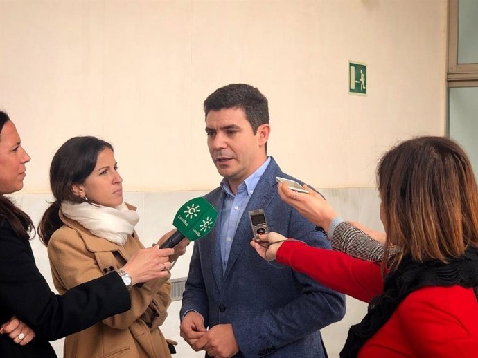 El portavoz parlamentario de Cs, Sergio Romero, atendiendo a los periodistas en 