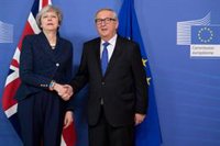 Juncker recibe de nuevo a May este miércoles pese a la falta de avances para desbloquear el acuerdo del Brexit