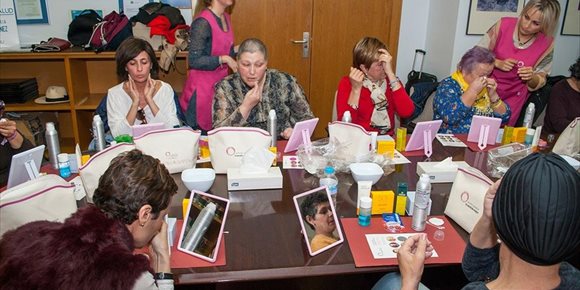 5. El Hospital Juan Ramón Jiménez de Huelva inicia los talleres 'Ponte guapa, te sentirás mejor' para pacientes con cáncer