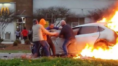 Un grupo de personas salva la vida a una mujer atrapada en un coche en llamas tr