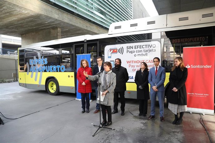 El pago con tarjeta bancaria y móvil, una realidad inmediata en los buses de EMT