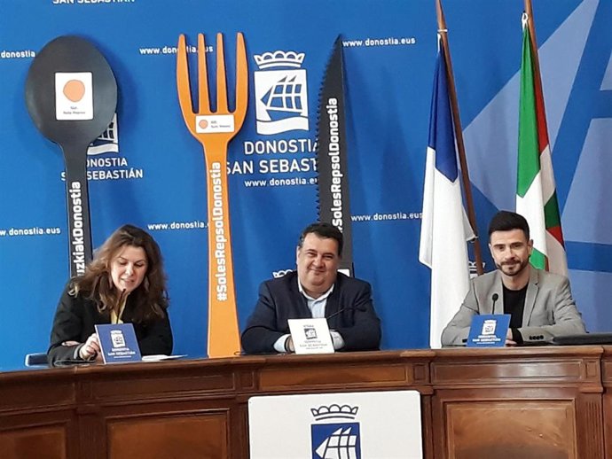 La directora de la Guía Repsol, María Ritter, el director de Basquetour, Harkait