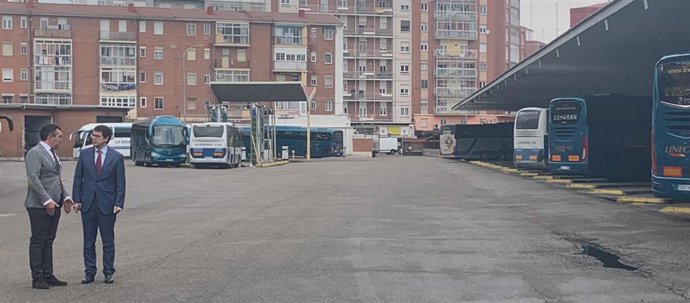 Fernández Mañueco (d), junto a Gerardo Salgado, en la estación de autobuses de V