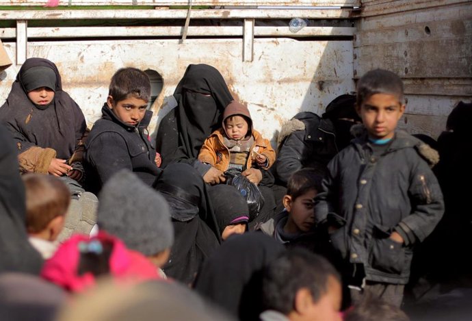 Civiles evacuados de Baghuz, ciudad controlada por el Estado Islámico, en el est
