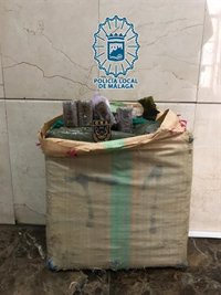 Detienen en Málaga a un hombre sorprendido cuando intentaba ocultar un fardo de 42 kilos de hachís en unas rocas