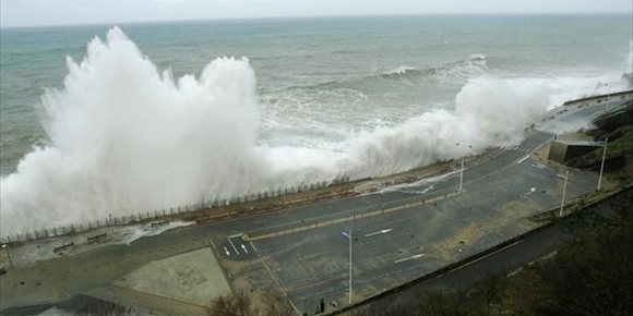 5. Cortado el acceso de vehículos al Paseo Nuevo de San Sebastián por el aviso amarillo por oleaje