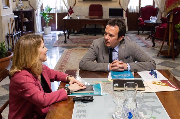 La delegada de la Junta en Cádiz, Ana Mestre, y el alcalde de Cádiz, José María 