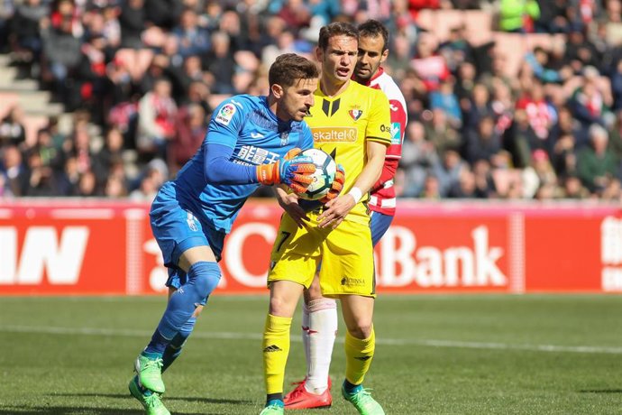 Osasunas  player  David and Granada\'s goalkeeper Javi Varas during Liga 123 ma