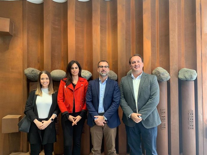 Vidina Espino y Mariano Cejas (en el centro) junto a representantes de Cs Canari