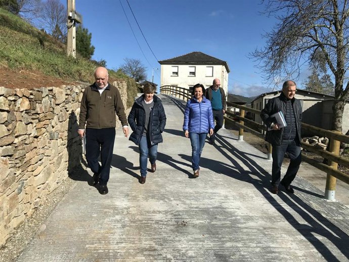 La consejera visita caminos en Villayón y Boal