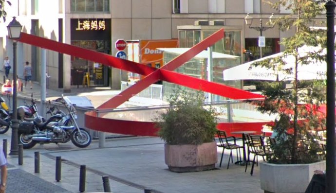 El lazo rojo del VIH permanecerá en la plaza Pedro Zerolo tras su remodelación e