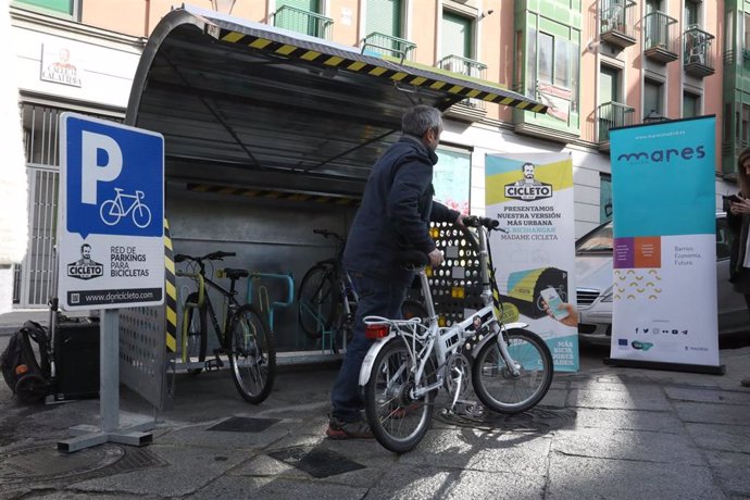 El distrito Centro estrena el primer 'bicihangar', solución para aparcar las bic
