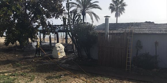 2. Arde un establecimiento de playa en Marbella, el segundo en una semana