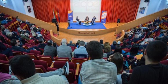 2. Aiqbe celebra en Huelva una conferencia del catedrático Pedro Pérez sobre la química por el Día de la Industria