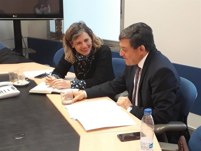 Delegado del Gobierno con la presidente de la CHE