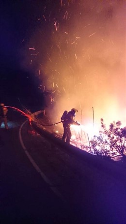 Un bombero trabaja en extinguir las llamas del barranco de Relleu por el incendi