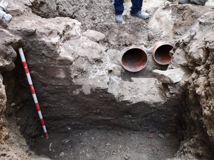 Descubren muros romanos en unas obras de renovación de redes de agua y saneamien