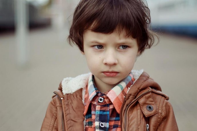 Autismo, Asperger, niño serio