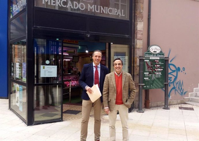 Ildefonso Calderón y Miguel Remón en la Plaza de Abastos de Torrelavega