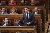 Casado denuncia el "daño a España" del Gobierno "bonito" del PSOE y Sánchez le afea una "lengua larga de insulto"