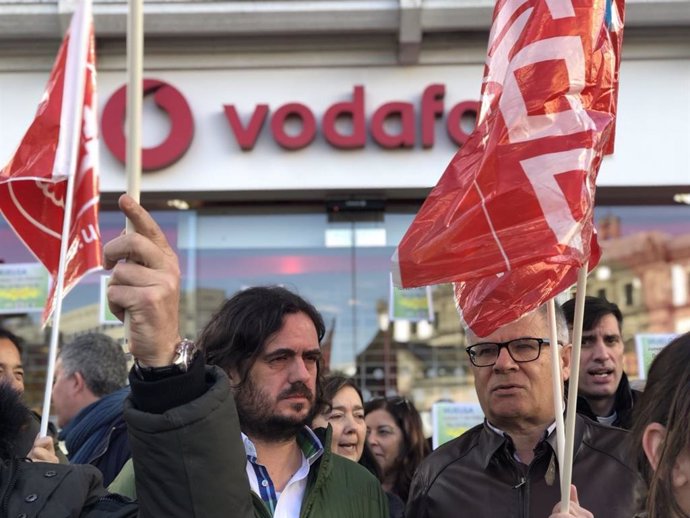Diputats d'En Marea Antón Sánchez i Manuel Lago en la protesta a Vodafone