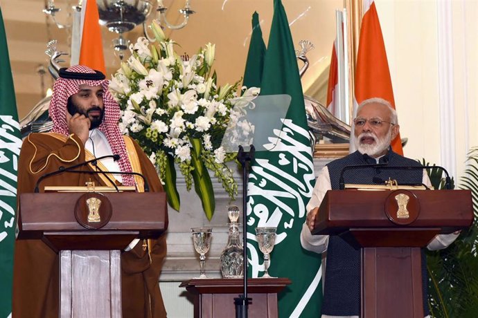 El príncipe heredero saudí, Mohamed bin Salmán, con el primer ministro indio, Na