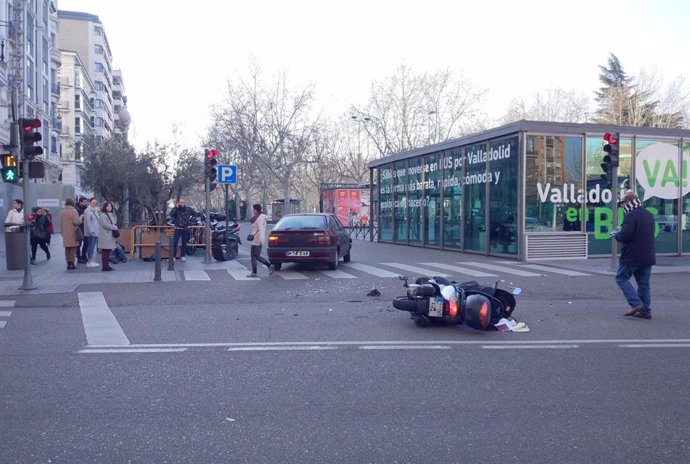 Accidente entre un turismo y una motocicleta en la Plaza Zorrilla de Valladolid