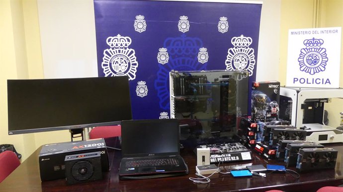 Detingudes set persones per comprar diners falsos en una impremta clandestina a 
