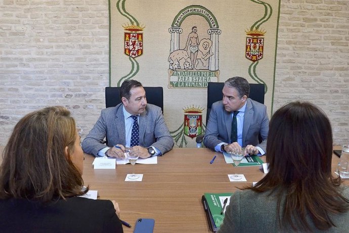Reunión del consejero de la Presidencia, Elías Bendodo, con el delegado de la Ju