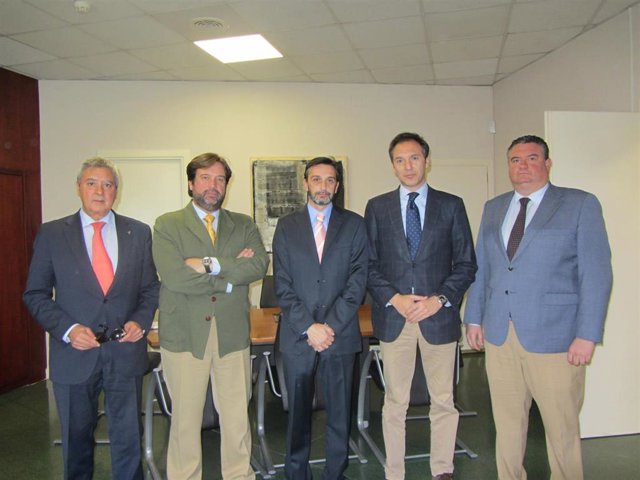Martínez (c) junto a los representantes de la Confederación de Empresarios de Ja