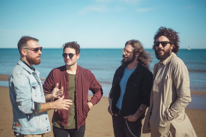 La Banda Valenciana L'emperador Pone Música A Los "Universos Unipersonales" En S