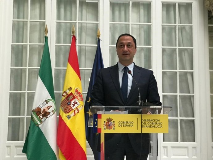 Alfonso Rodríguez Gómez de Celis atiende a los medios.