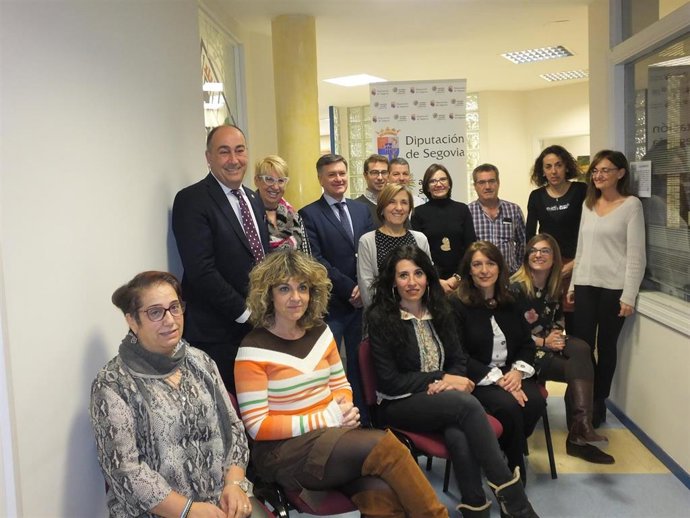 El presidente y el diputado del área con empleados de este área