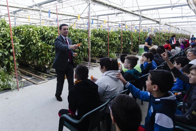El presidente de Diputación, en los invernaderos de Clisol Agro con escolares.