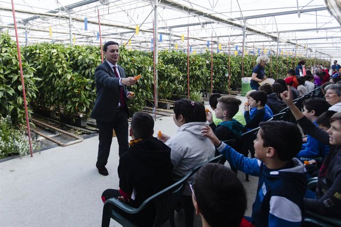 El presidente de Diputación, en los invernaderos de Clisol Agro con escolares.