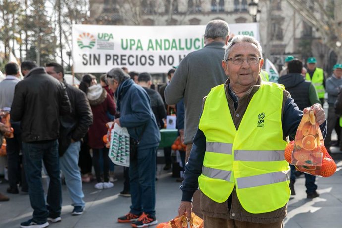 UPA-A reparte naranjas en protesta por los bajos precios de los cítricos.