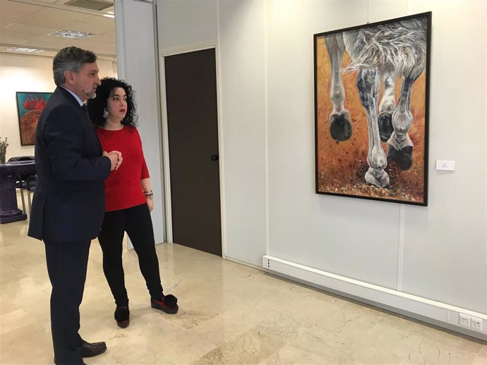 El diputado Ángel Escobar inaugura 'Esencias' con la pintora Ana M. García.