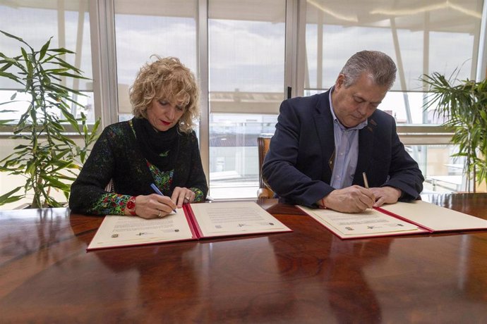 Díaz Tezanos firma el convenio con el alcalde de Bezana