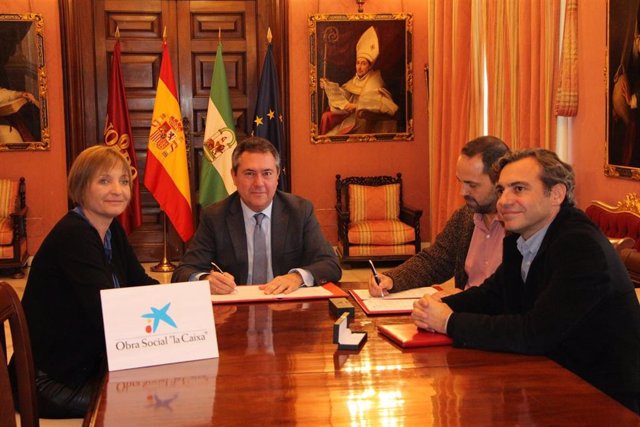 Firma del convenio entre Emvisesa, La Caixa y Asociación Ponte, ante Espadas